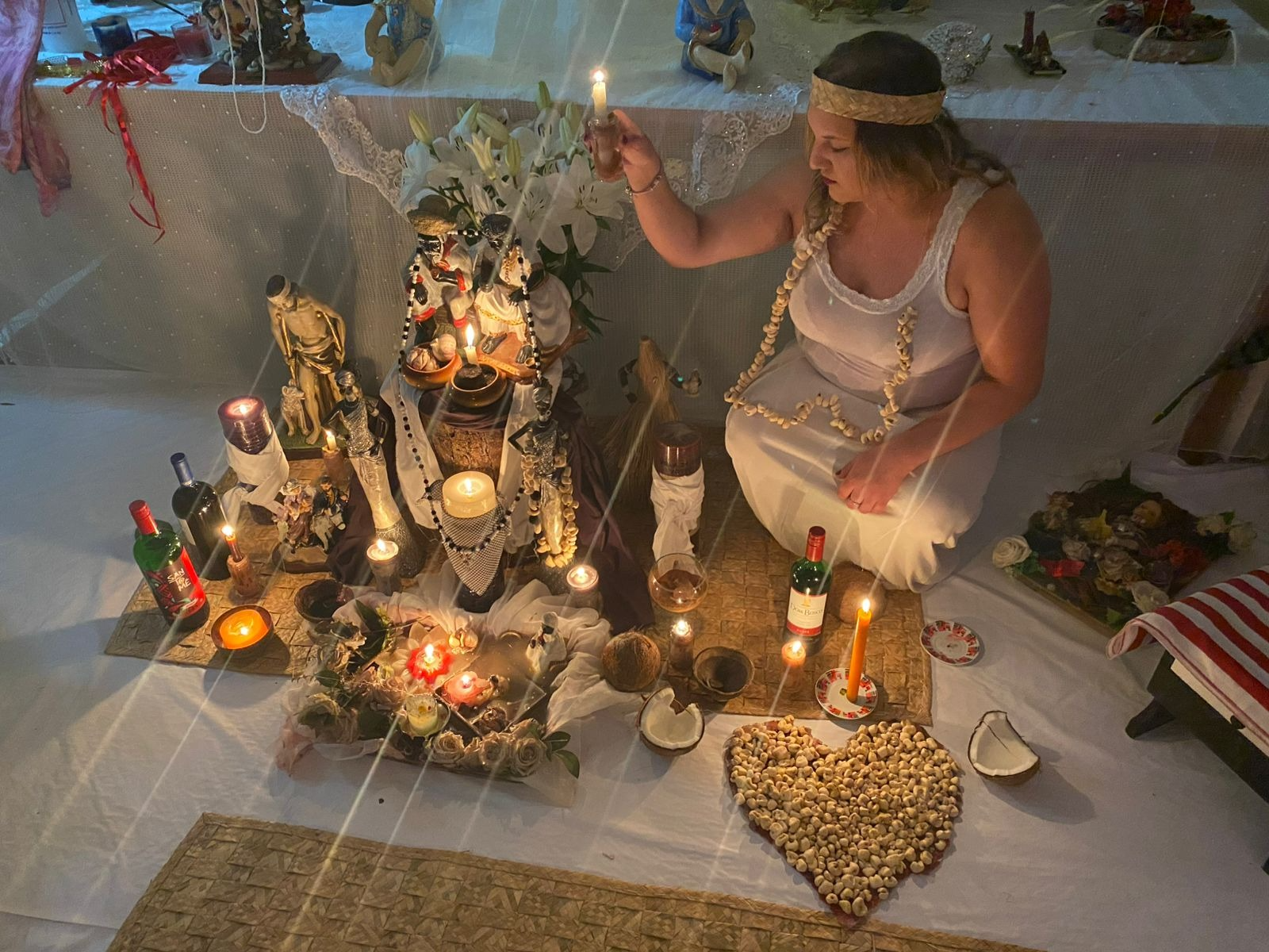 Mesa de leitura com cartas, velas vermelhas e cristais