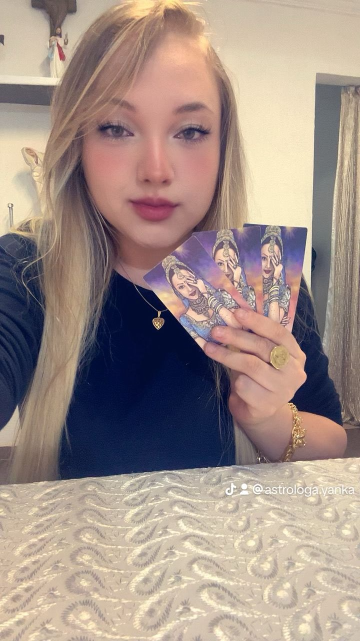 Silhueta de mulher sofrendo por amor olhando pela janela